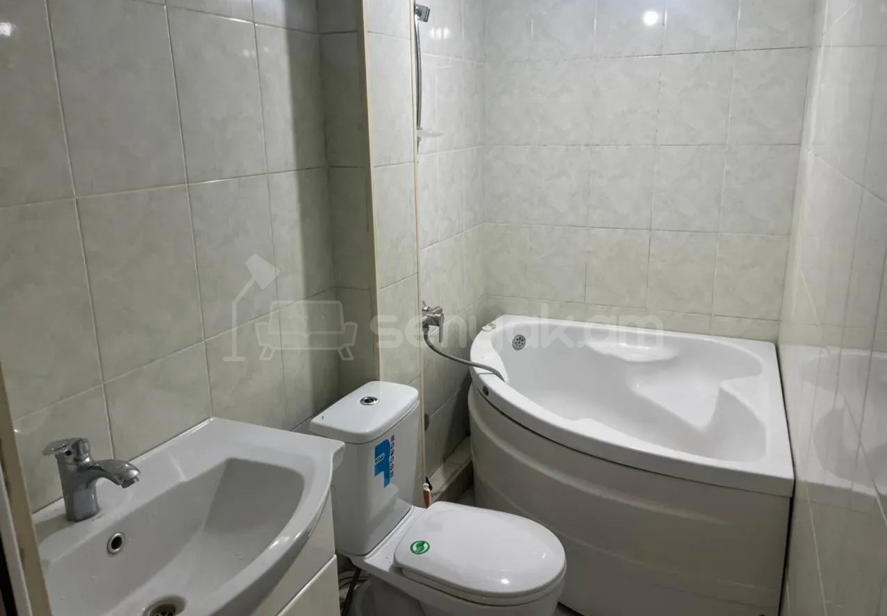 3 Սենյականոց Բնակարան Քարե Շենքում, 72քմ, 4/5 հարկ, Կապիտալ Վերանորոգված, Կահավորված