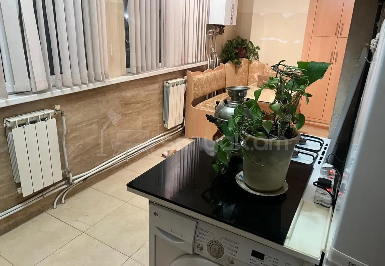 3 Սենյականոց Բնակարան Քարե Շենքում, 72քմ, 4/5 հարկ, Կապիտալ Վերանորոգված, Կահավորված