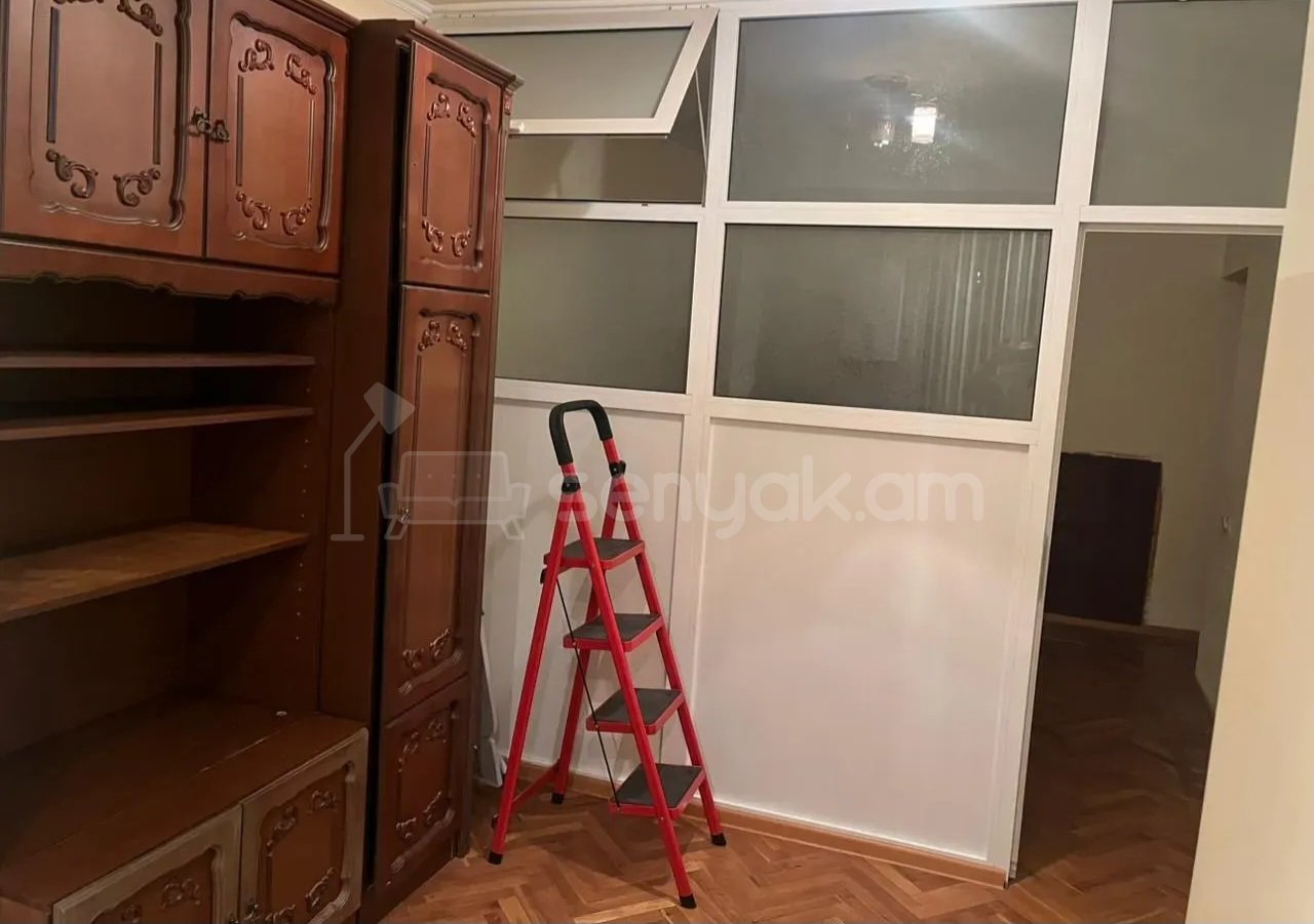 3 Սենյականոց Բնակարան Քարե Շենքում, 72քմ, 4/5 հարկ, Կապիտալ Վերանորոգված, Կահավորված