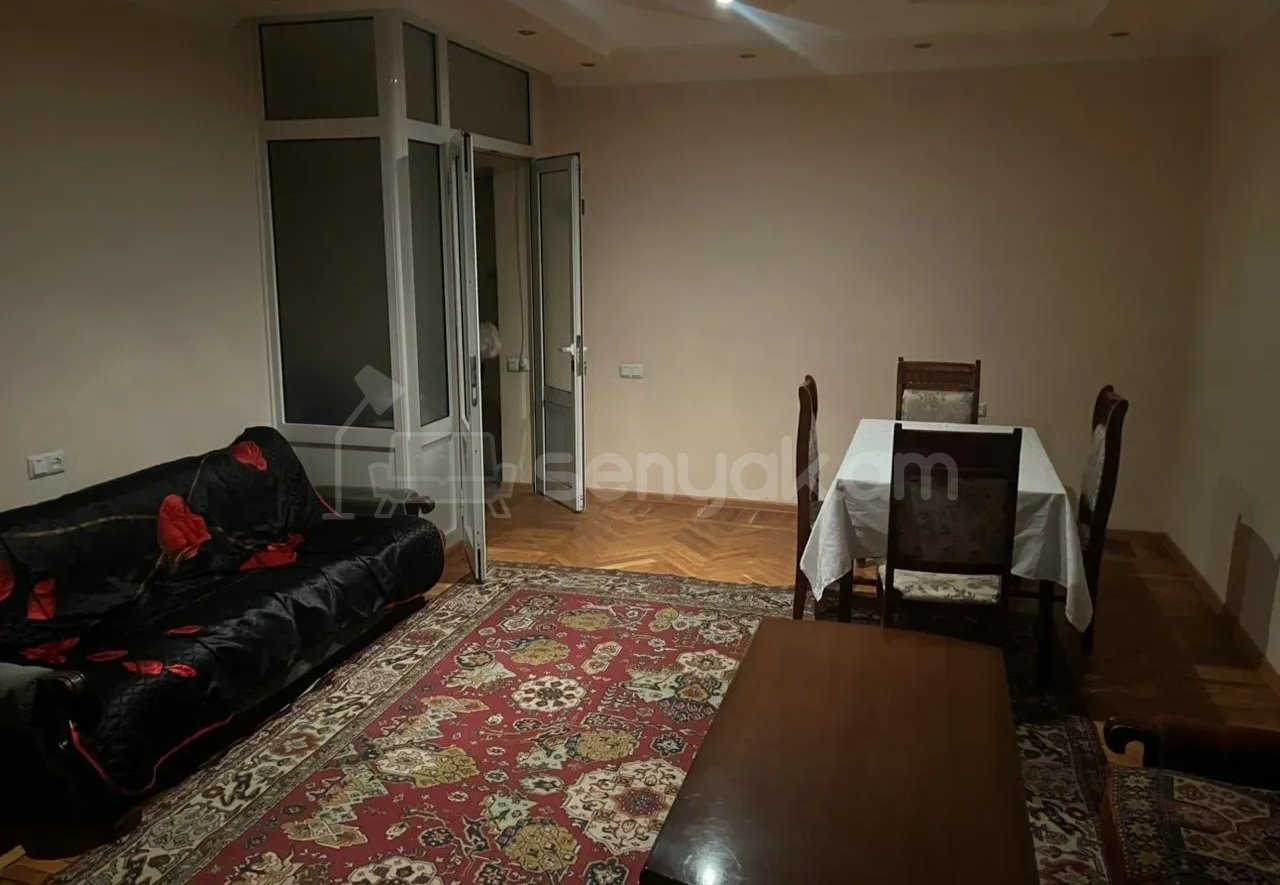 3 Սենյականոց Բնակարան Քարե Շենքում, 72քմ, 4/5 հարկ, Կապիտալ Վերանորոգված, Կահավորված