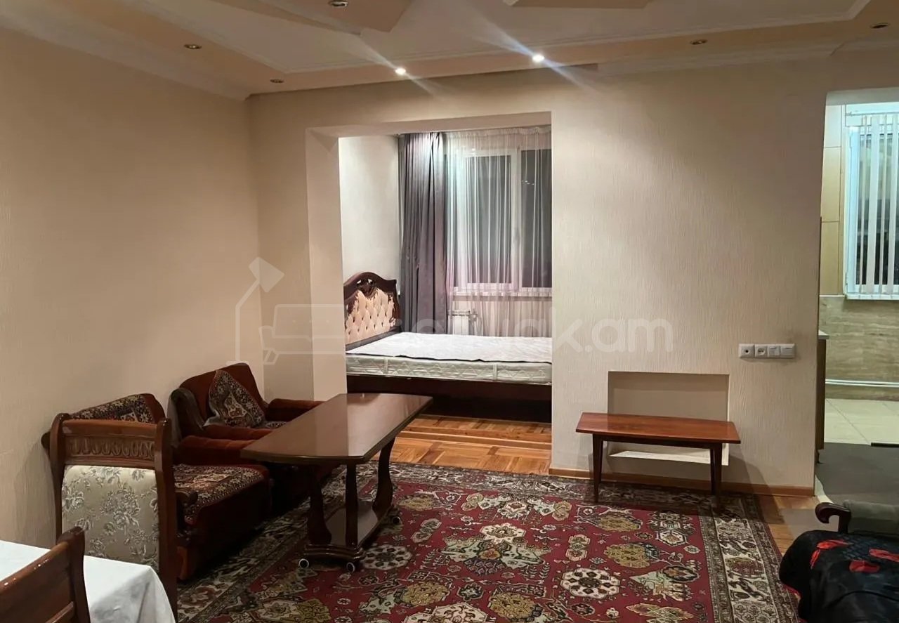 3 Սենյականոց Բնակարան Քարե Շենքում, 72քմ, 4/5 հարկ, Կապիտալ Վերանորոգված, Կահավորված