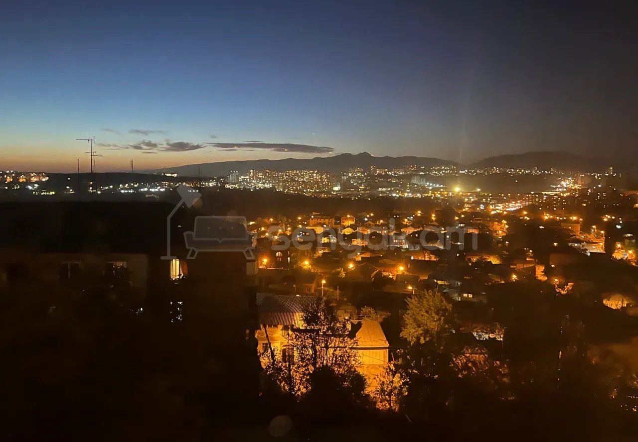 3 Սենյականոց Բնակարան Քարե Շենքում, 89քմ, 4/5 հարկ, Դիզայներական Վերանորոգված, Կահավորված