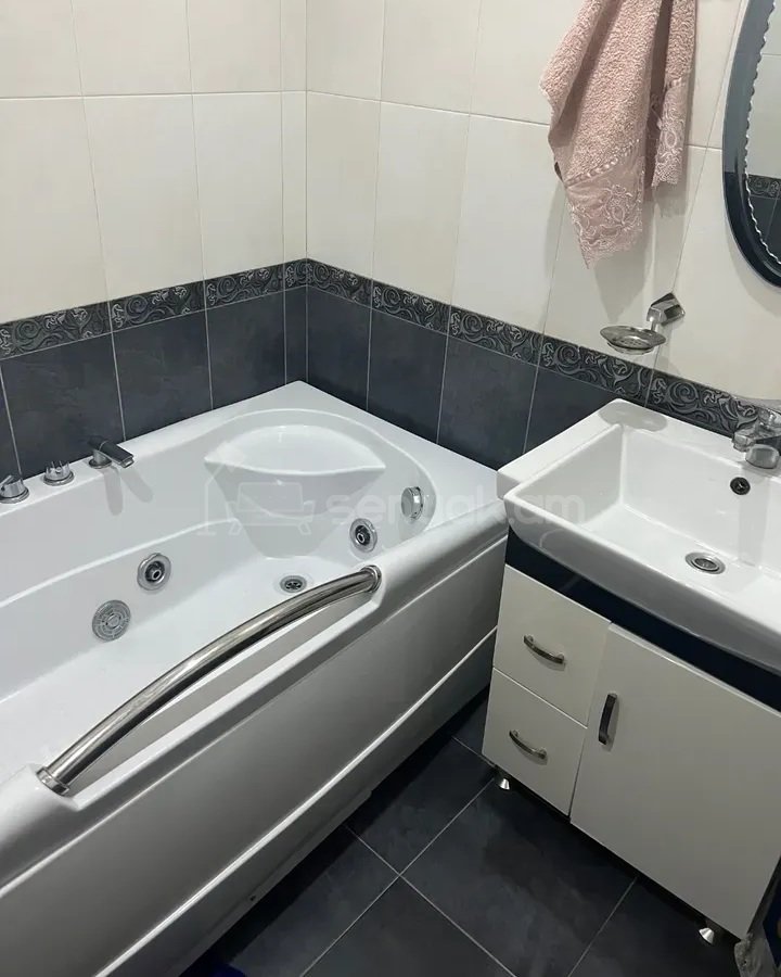 3 Սենյականոց Բնակարան Քարե Շենքում, 89քմ, 4/5 հարկ, Դիզայներական Վերանորոգված, Կահավորված