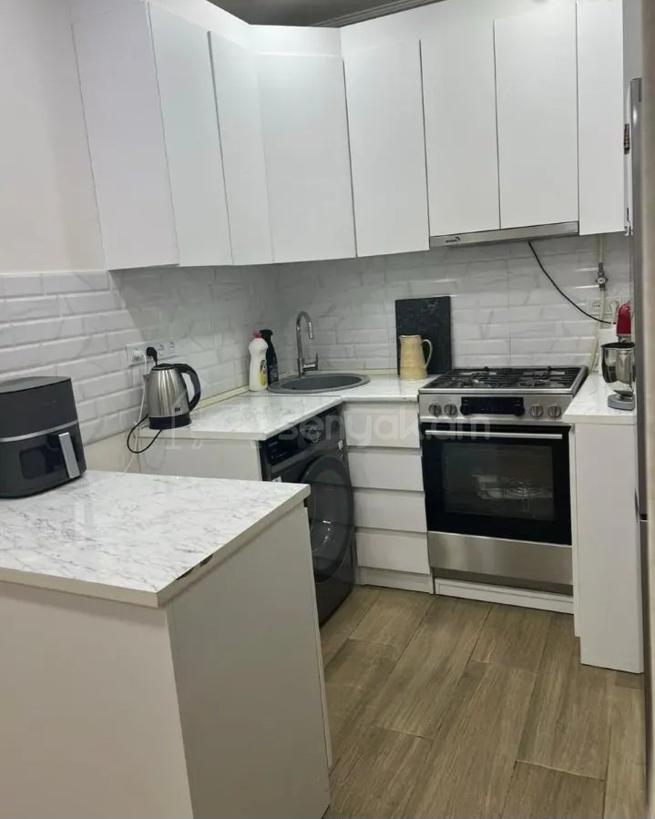 3 Սենյականոց Բնակարան Քարե Շենքում, 60քմ, 4/5 հարկ, Կապիտալ Վերանորոգված, Կահավորված