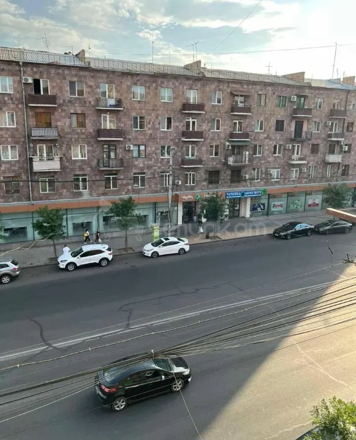 3 Սենյականոց Բնակարան Քարե Շենքում, 60քմ, 4/5 հարկ, Կապիտալ Վերանորոգված, Կահավորված