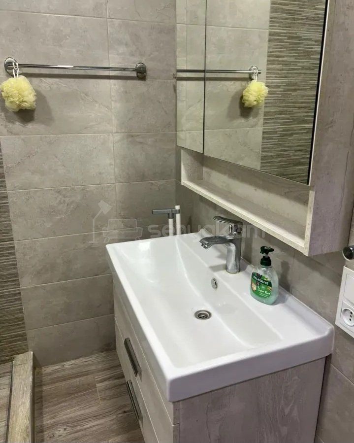 3 Սենյականոց Բնակարան Քարե Շենքում, 60քմ, 4/5 հարկ, Կապիտալ Վերանորոգված, Կահավորված