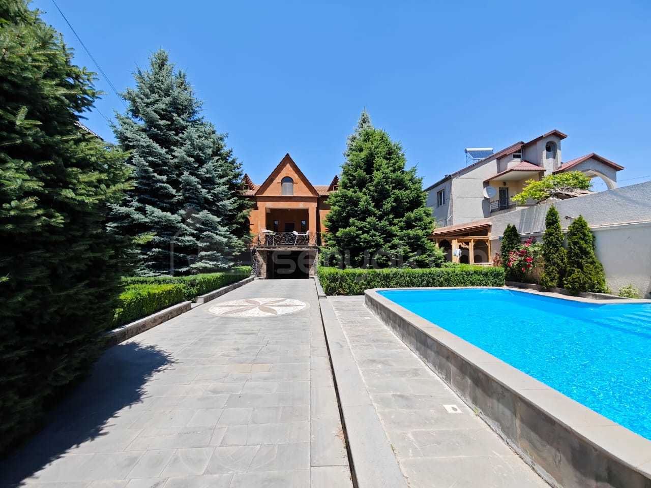 8 Սենյականոց Շքեղ Առանձնատուն, 448քմ, Լողավազանով