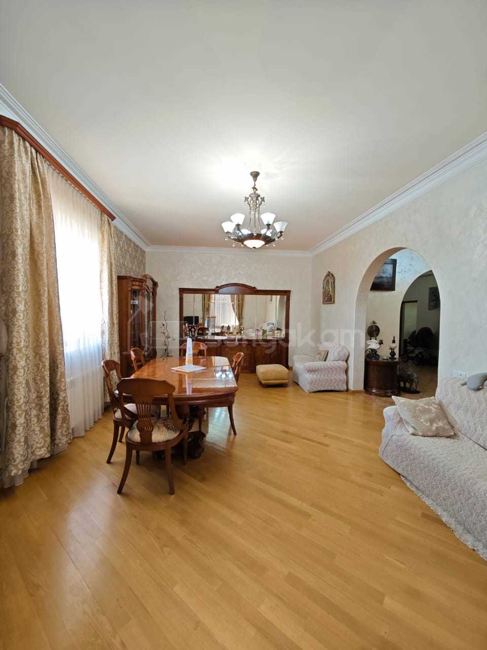 8 Սենյականոց Շքեղ Առանձնատուն, 448քմ, Լողավազանով