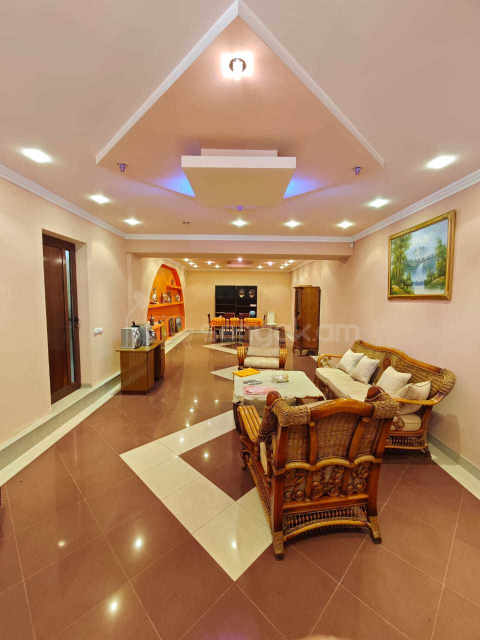 8 Սենյականոց Շքեղ Առանձնատուն, 448քմ, Լողավազանով