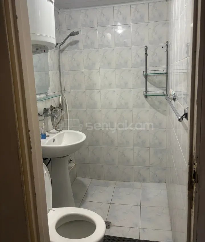 1 Սենյականոց Բնակարան Քարե Շենքում, 34քմ, 2/4 հարկ, Նորմալ Վիճակում, Կահավորված