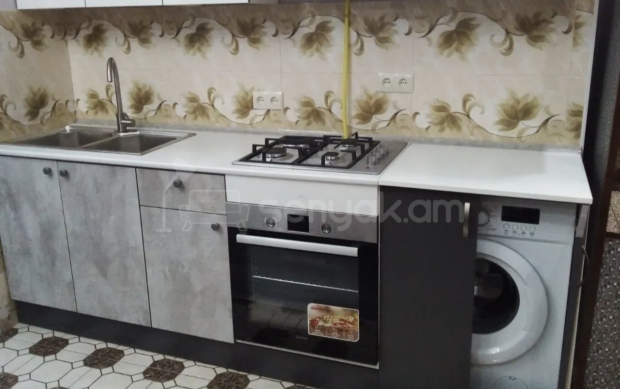 2 Սենյականոց Բնակարան Քարե Շենքում, 40քմ, 1/10 հարկ, Նորմալ Վիճակում, Կահավորված