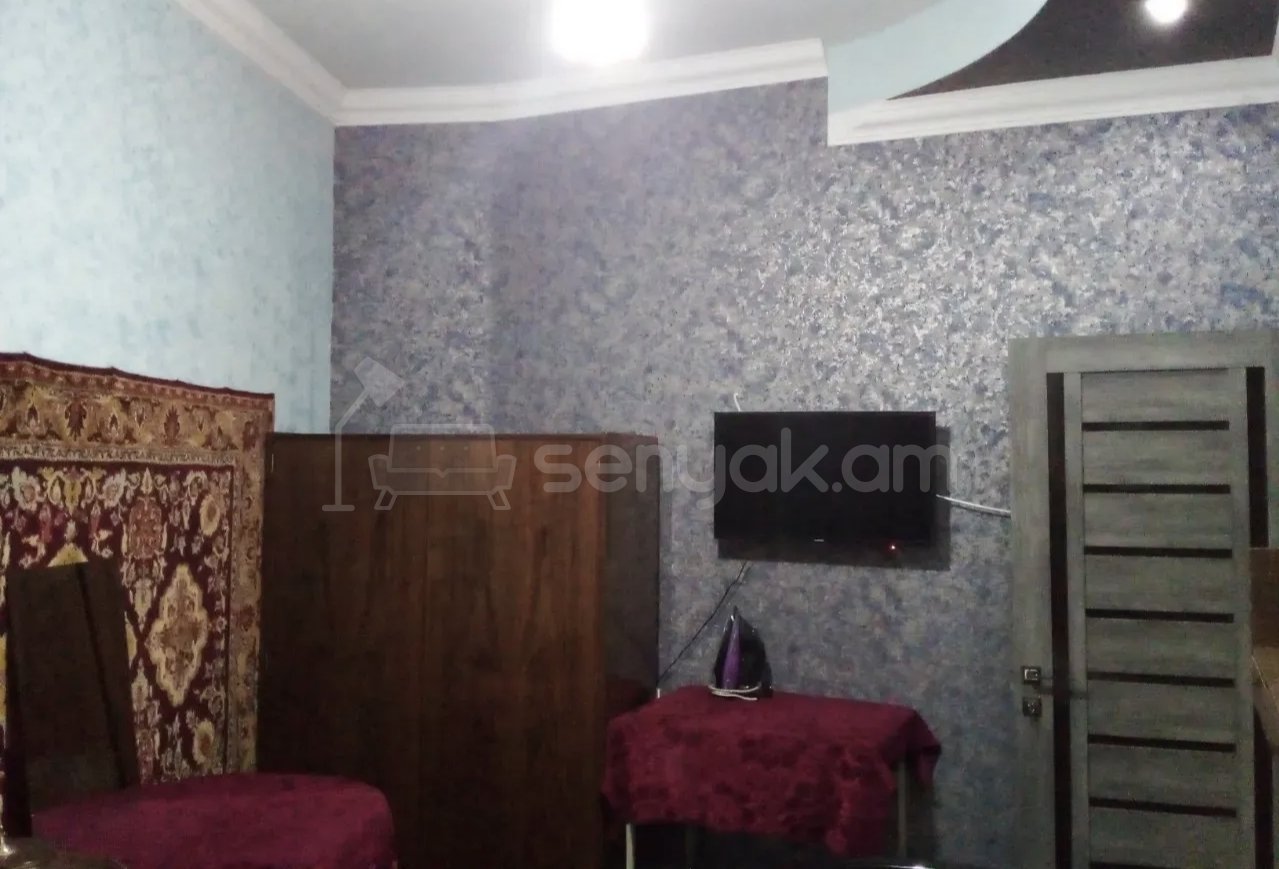 2 Սենյականոց Բնակարան Քարե Շենքում, 40քմ, 1/10 հարկ, Նորմալ Վիճակում, Կահավորված