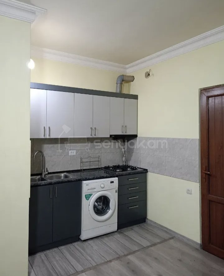 3 Սենյականոց Բնակարան Քարե Շենքում, 72քմ, 1/1 հարկ, Նորմալ Վիճակում, Կահավորված