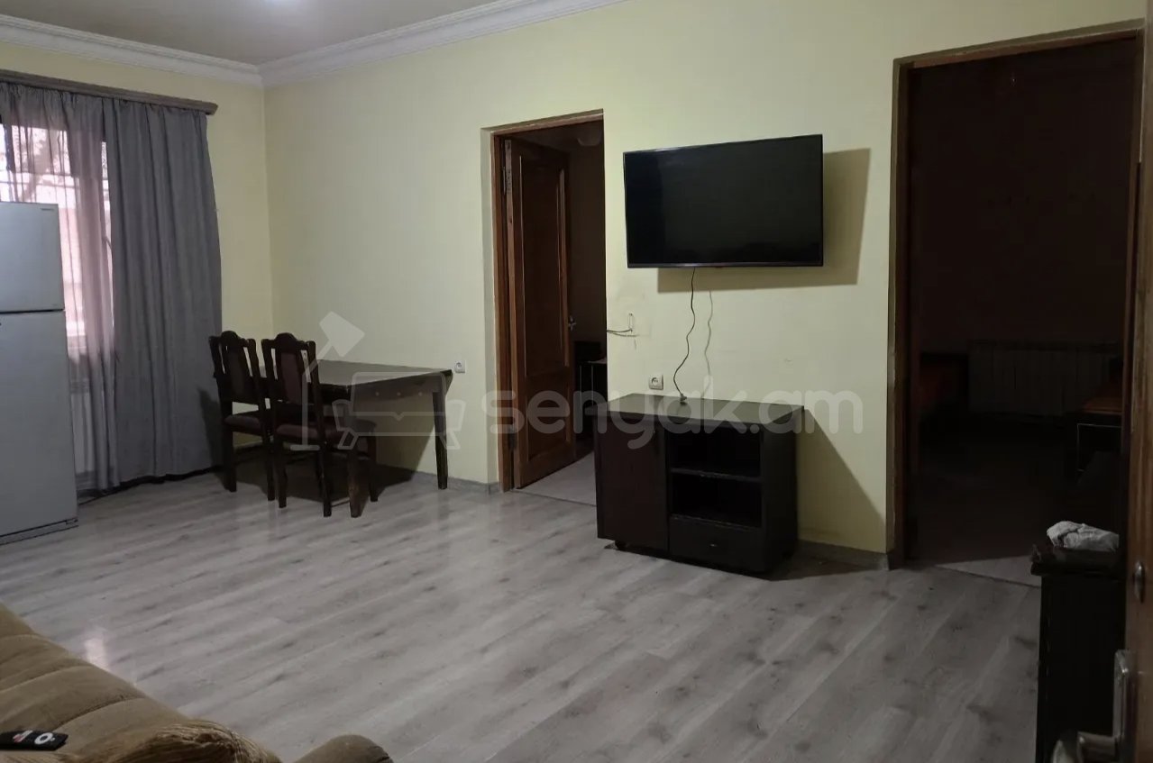 3 Սենյականոց Բնակարան Քարե Շենքում, 72քմ, 1/1 հարկ, Նորմալ Վիճակում, Կահավորված