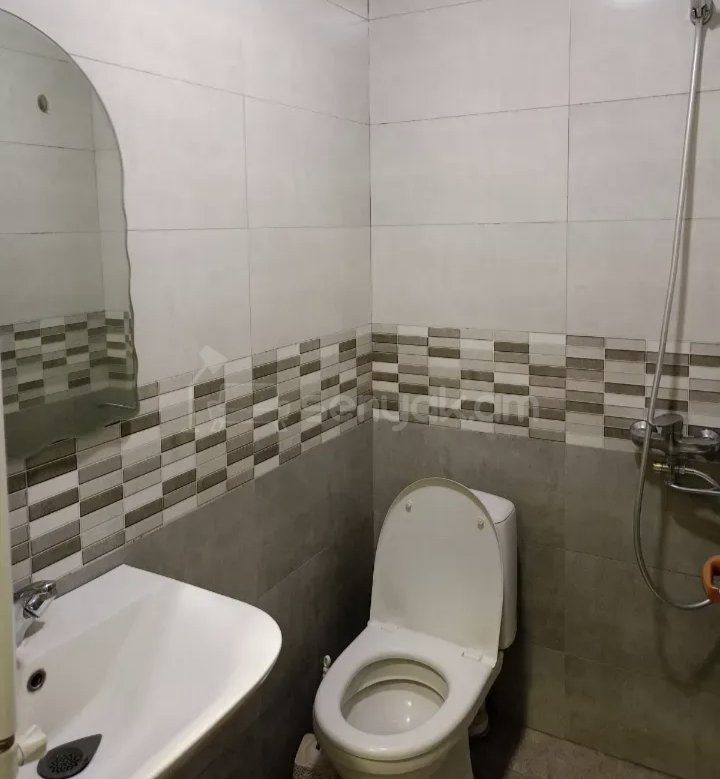 3 Սենյականոց Բնակարան Քարե Շենքում, 72քմ, 1/1 հարկ, Նորմալ Վիճակում, Կահավորված