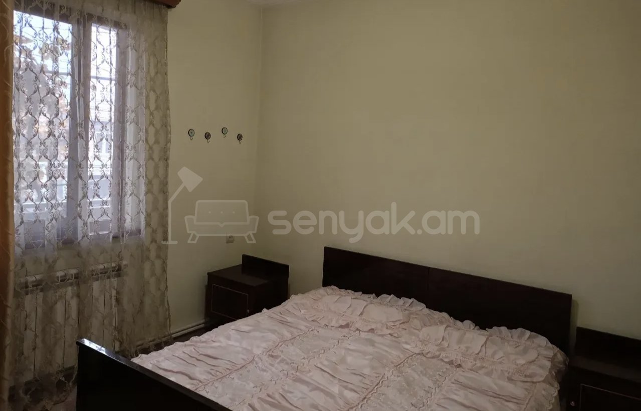 3 Սենյականոց Բնակարան Քարե Շենքում, 72քմ, 1/1 հարկ, Նորմալ Վիճակում, Կահավորված