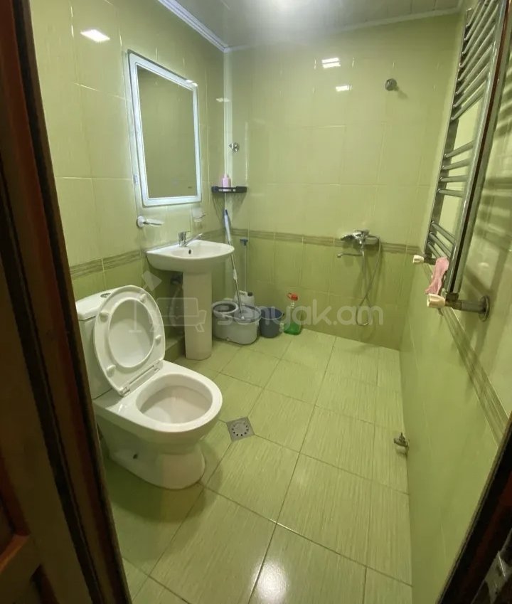 1 Սենյականոց Բնակարան Քարե Շենքում, 40քմ, 2/5 հարկ, Նորմալ Վիճակում, Կահավորված