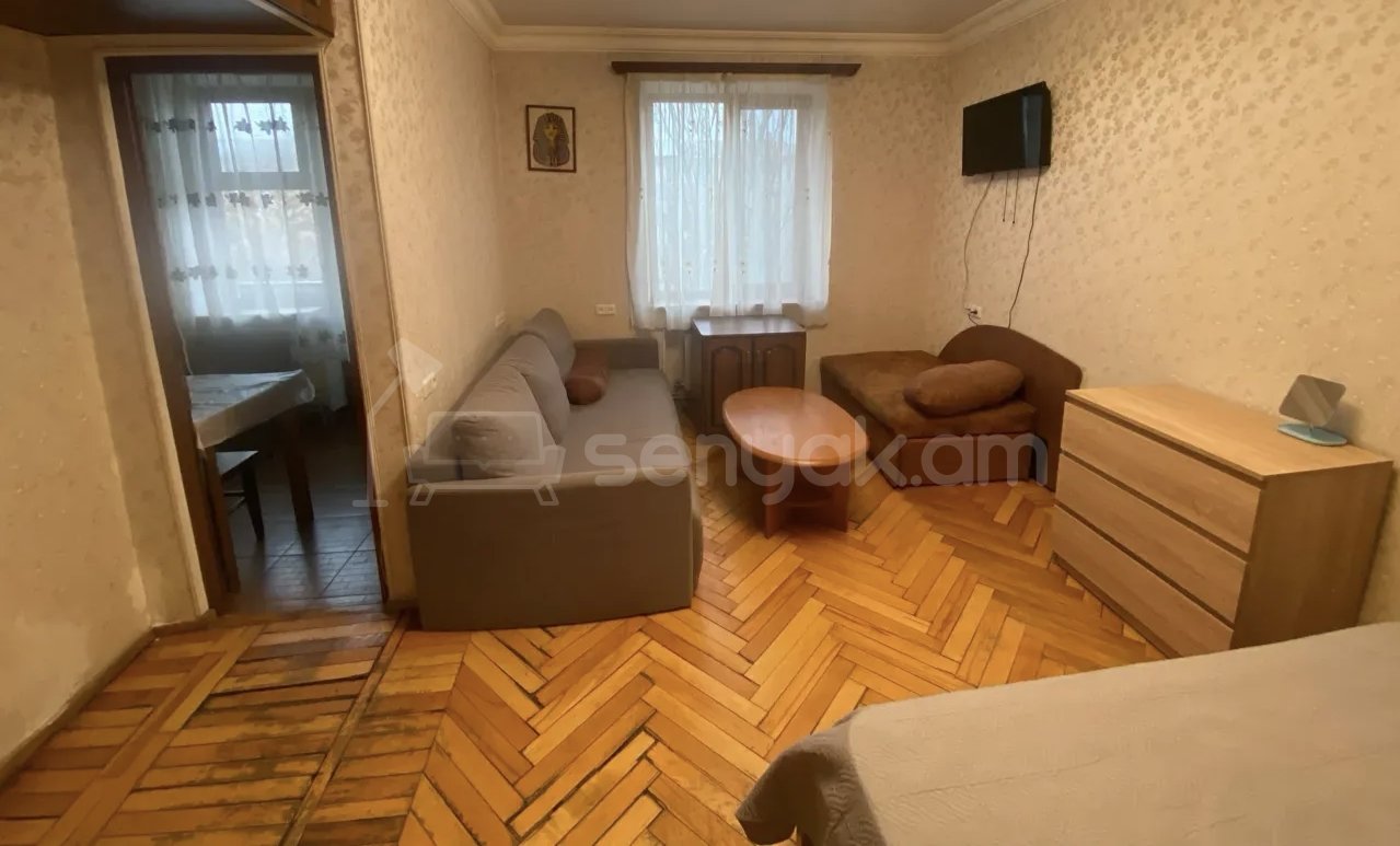 1 Սենյականոց Բնակարան Քարե Շենքում, 40քմ, 2/5 հարկ, Նորմալ Վիճակում, Կահավորված