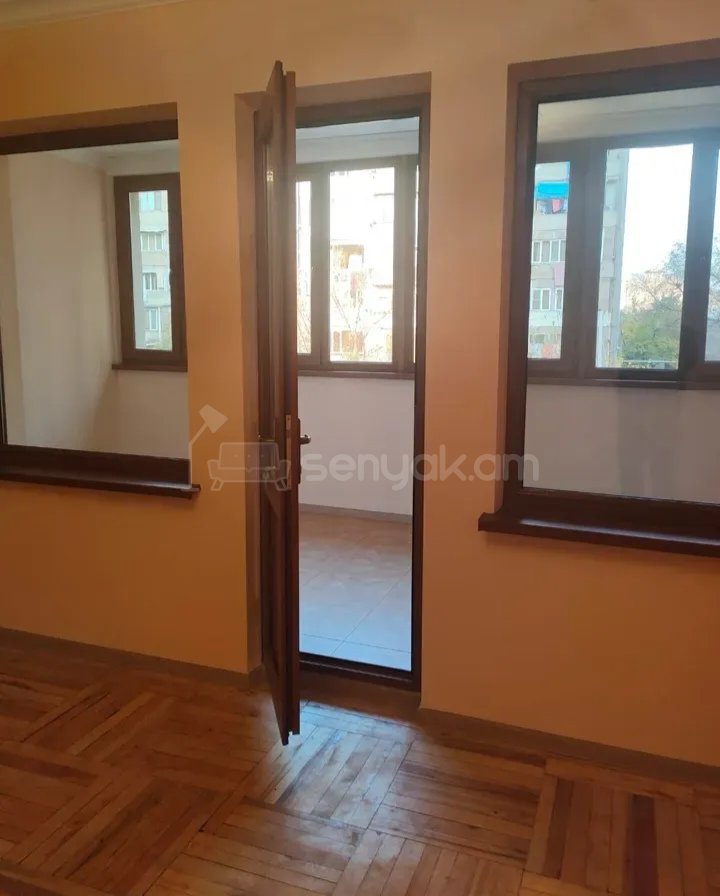 3 Սենյականոց Բնակարան, 95քմ, 3/9 հարկ, Նորմալ Վիճակում, Մասամբ Կահավորված