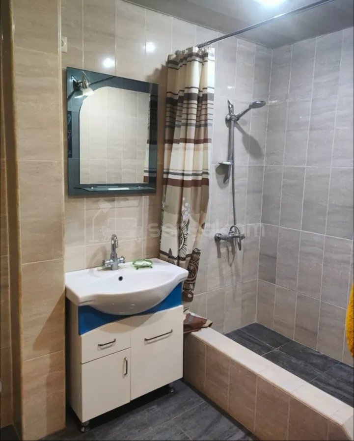 3 Սենյականոց Բնակարան, 95քմ, 3/9 հարկ, Նորմալ Վիճակում, Մասամբ Կահավորված