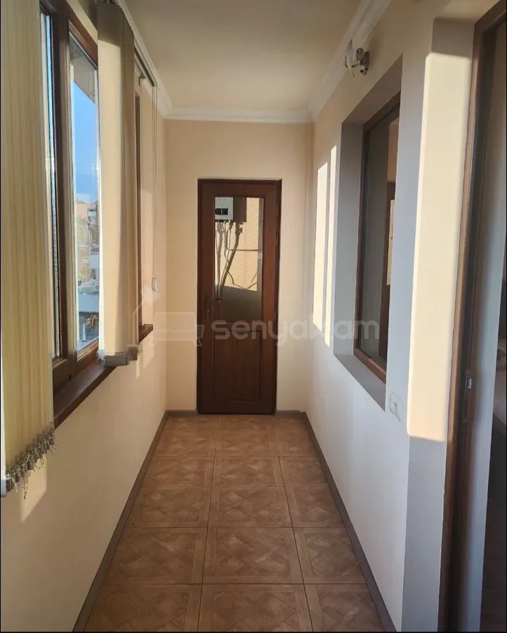 3 Սենյականոց Բնակարան, 95քմ, 3/9 հարկ, Նորմալ Վիճակում, Մասամբ Կահավորված