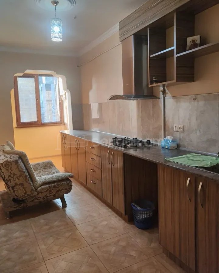 3 Սենյականոց Բնակարան, 95քմ, 3/9 հարկ, Նորմալ Վիճակում, Մասամբ Կահավորված