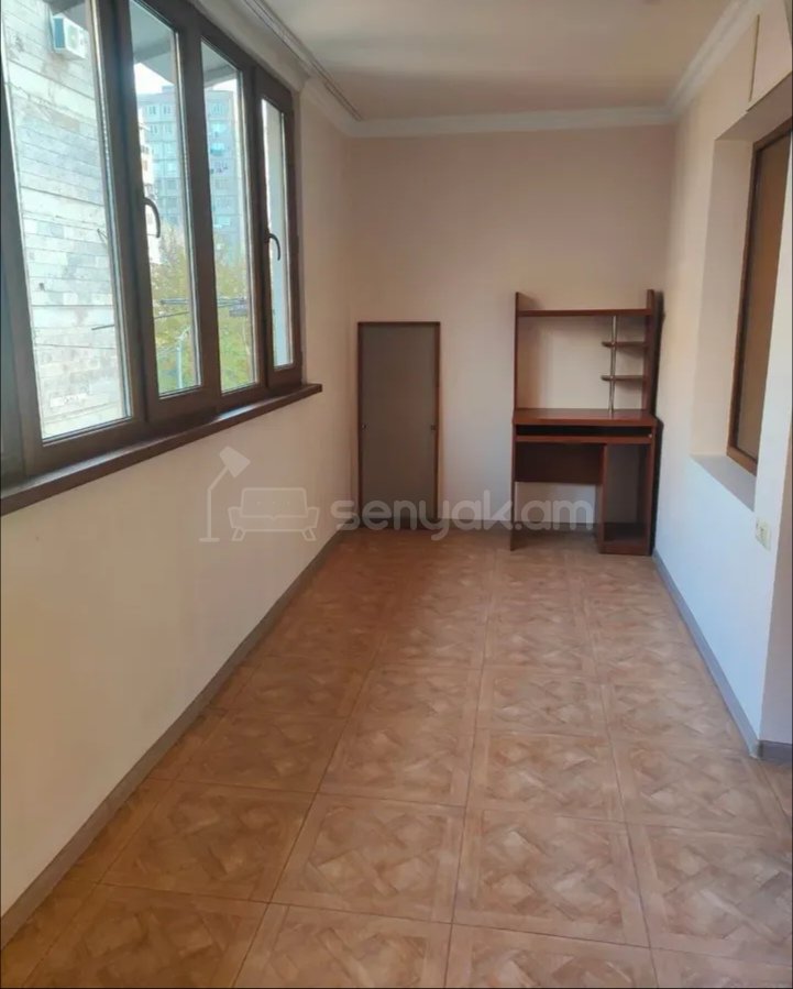 3 Սենյականոց Բնակարան, 95քմ, 3/9 հարկ, Նորմալ Վիճակում, Մասամբ Կահավորված