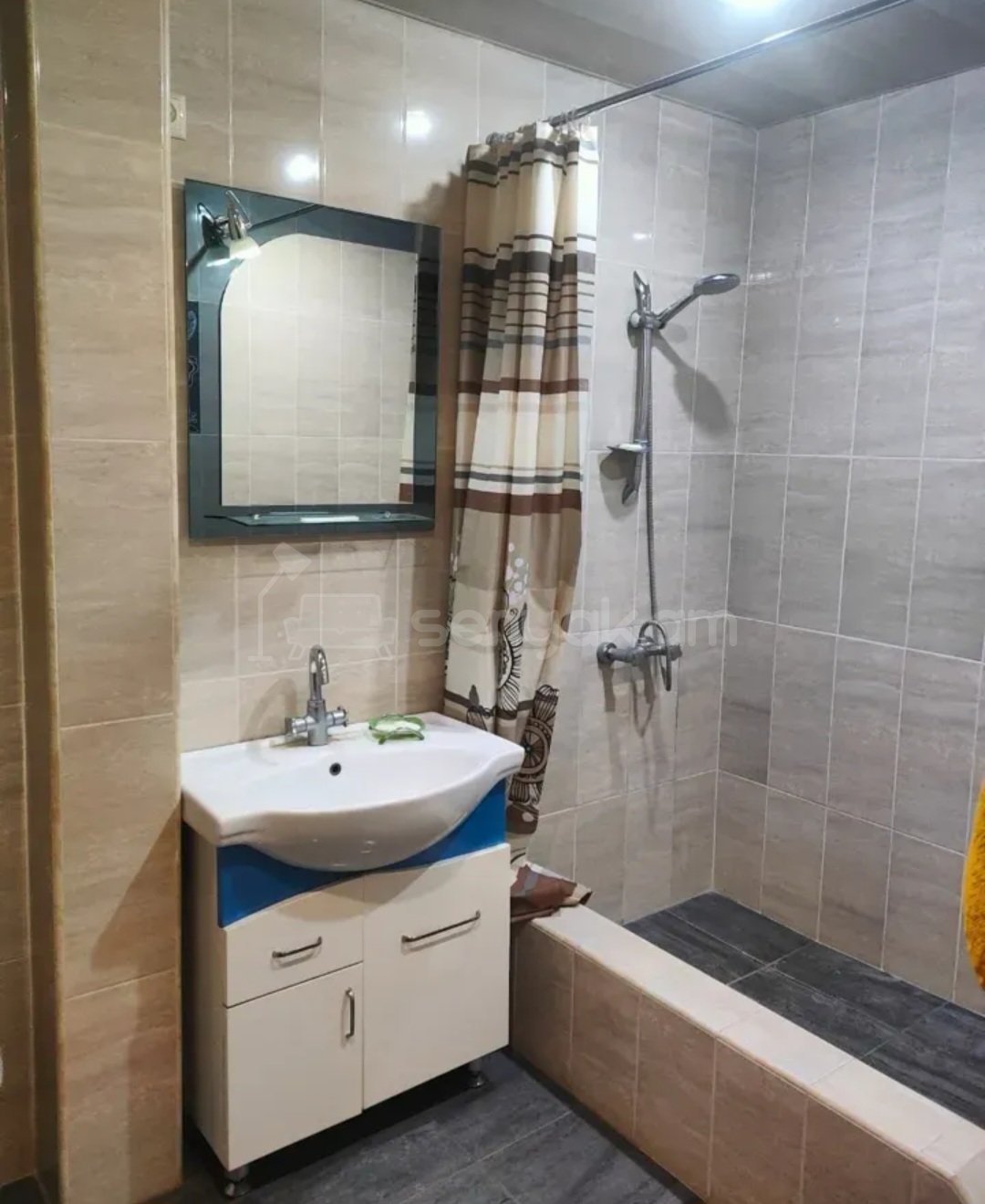 3 Սենյականոց Բնակարան, 95քմ, 3/9 հարկ, Նորմալ Վիճակում, Կահավորված, Արևկող