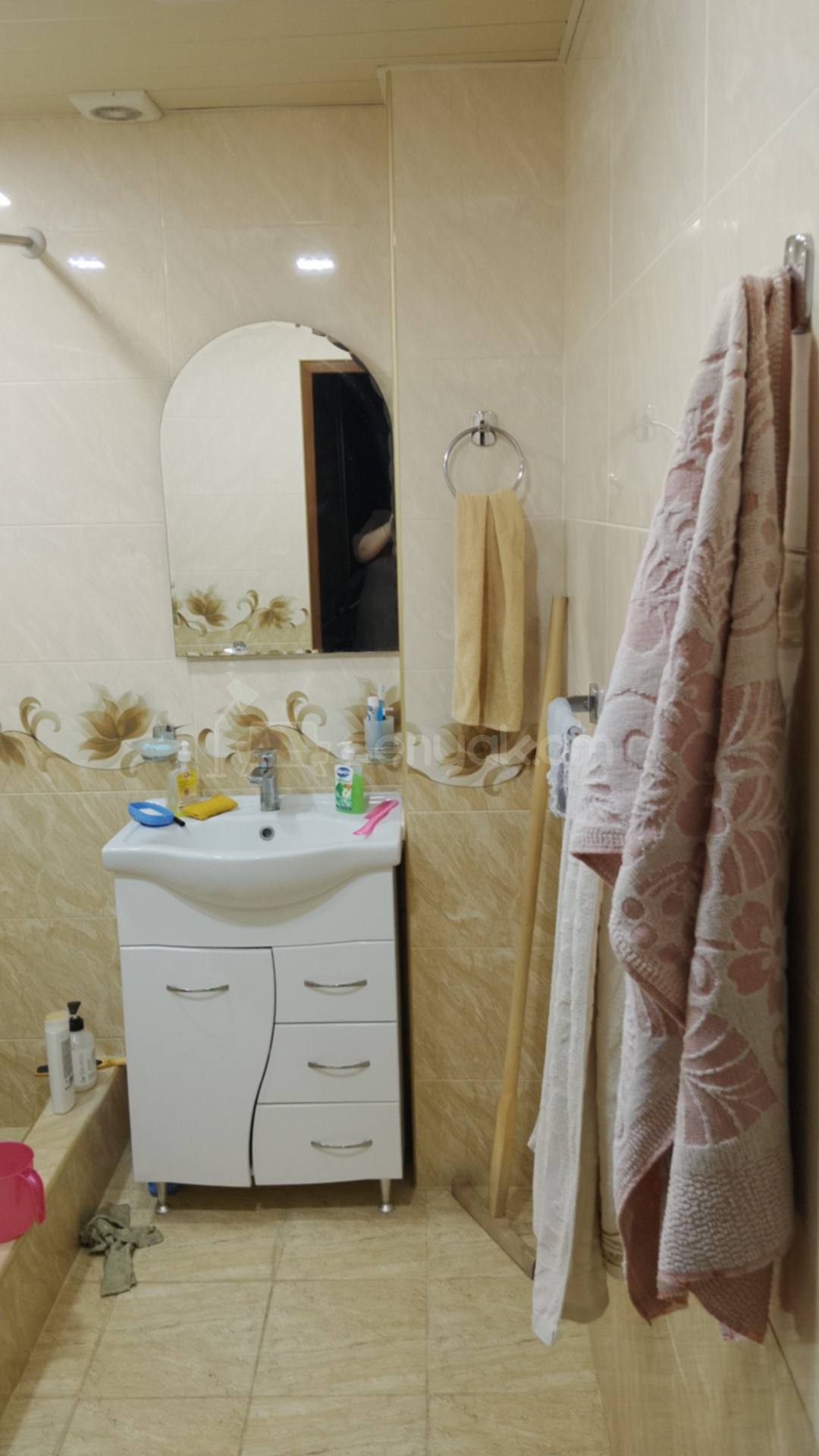 3 Սենյականոց Բնակարան Քարե Շենքում, 75քմ, 1/5 հարկ, Նորմալ Վիճակում, Կահավորված