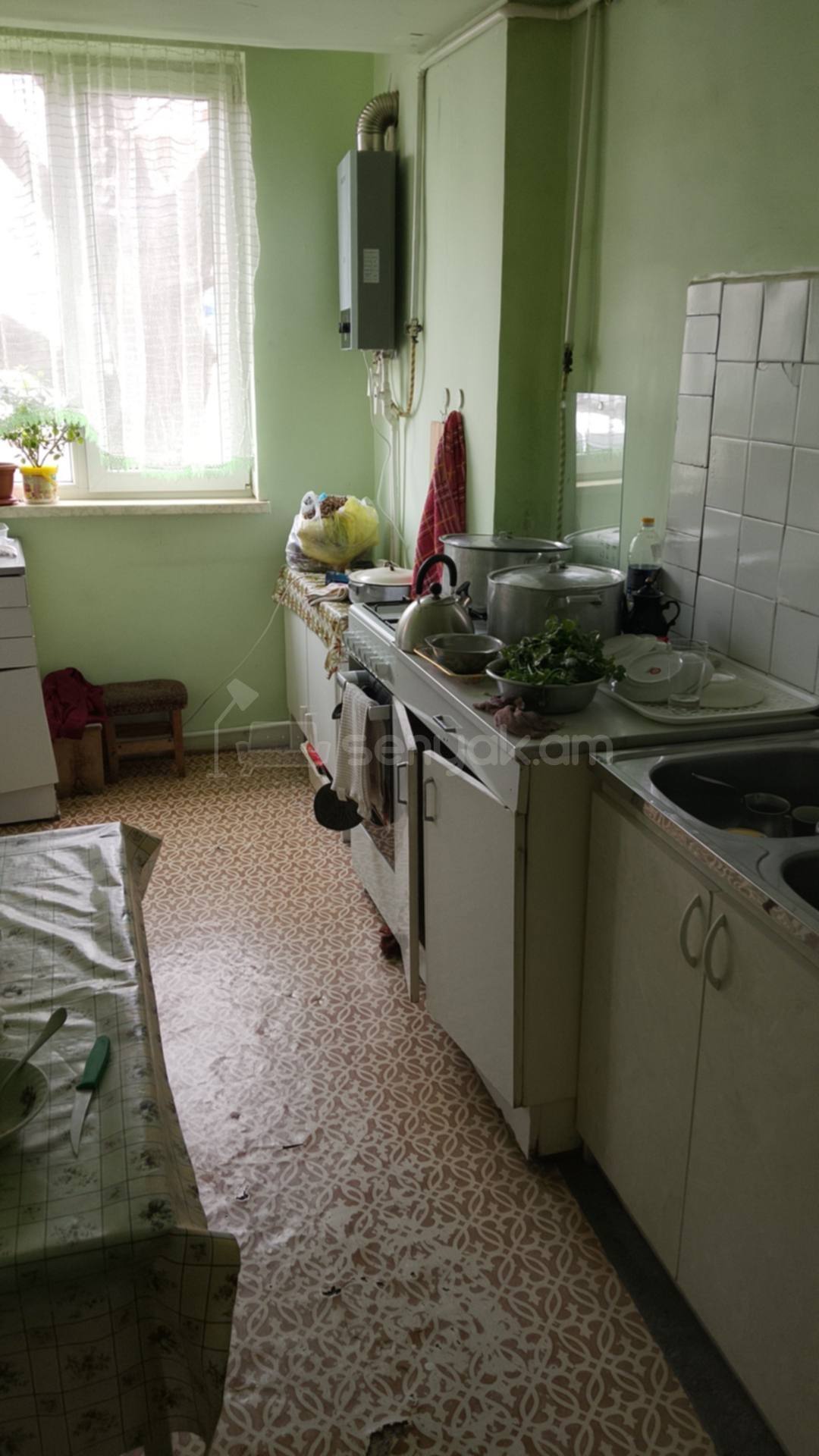 3 Սենյականոց Բնակարան Քարե Շենքում, 75քմ, 1/5 հարկ, Նորմալ Վիճակում, Կահավորված