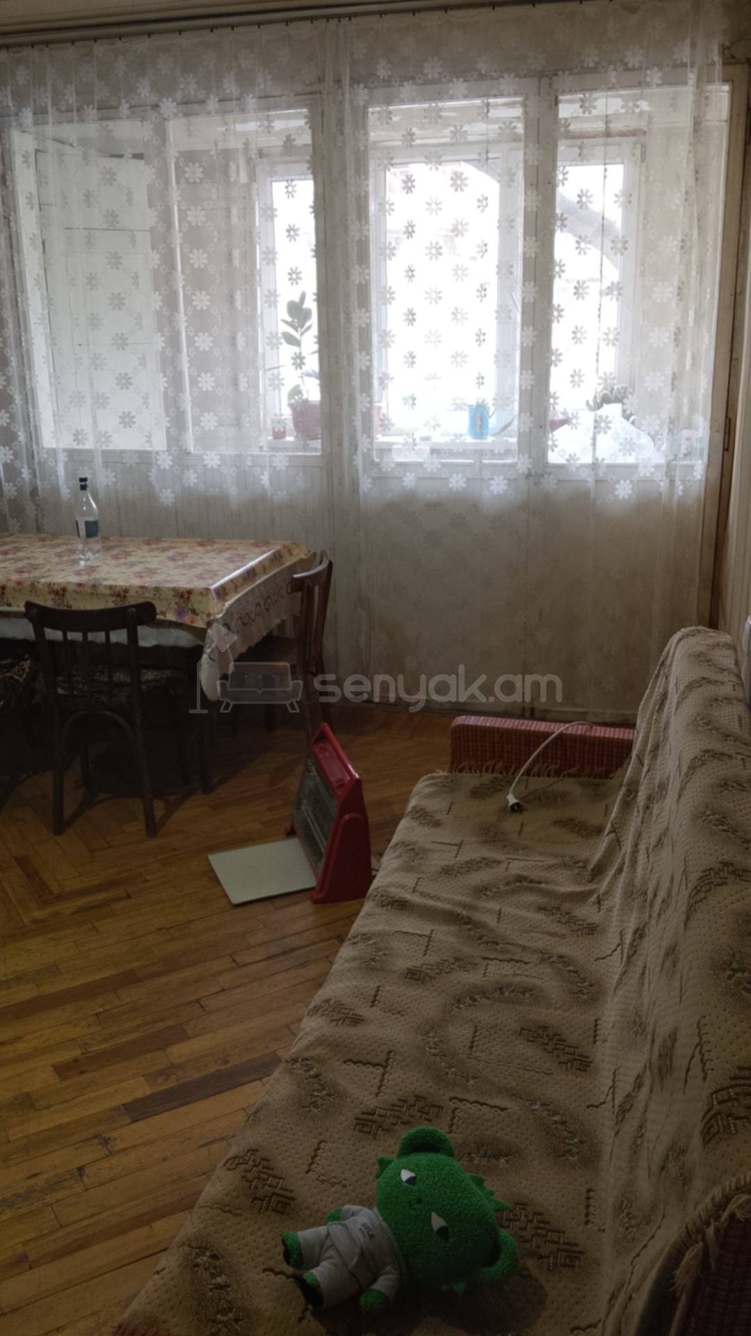 3 Սենյականոց Բնակարան Քարե Շենքում, 75քմ, 1/5 հարկ, Նորմալ Վիճակում, Կահավորված