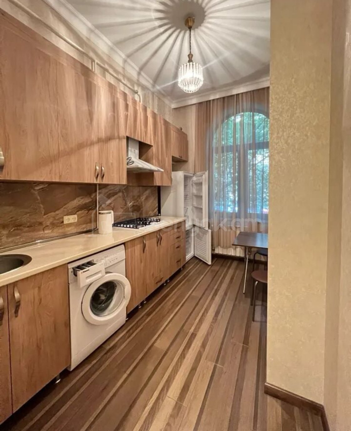 2 Սենյականոց Բնակարան Քարե Շենքում, 90քմ, 1/4 հարկ, Նորմալ Վիճակում, Կահավորված