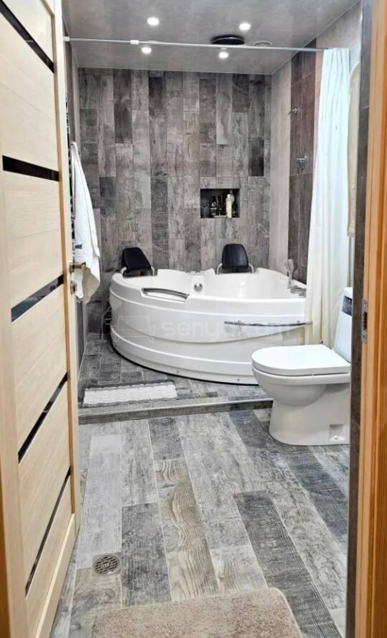 4 Սենյականոց Բնակարան Քարե Շենքում, 96քմ, 5/5 հարկ, Դիզայներական Վերանորոգված