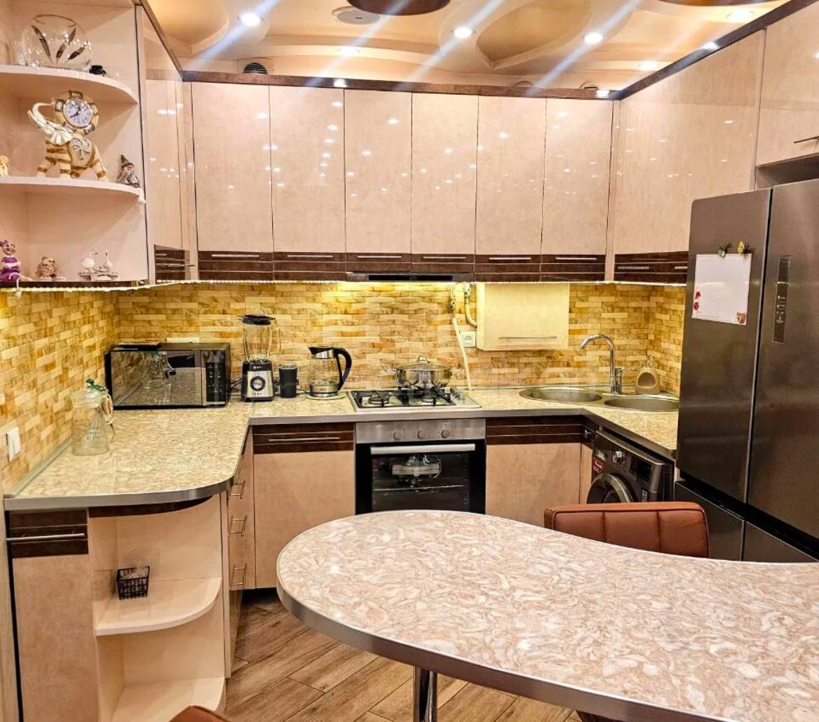 4 Սենյականոց Բնակարան Քարե Շենքում, 96քմ, 5/5 հարկ, Դիզայներական Վերանորոգված