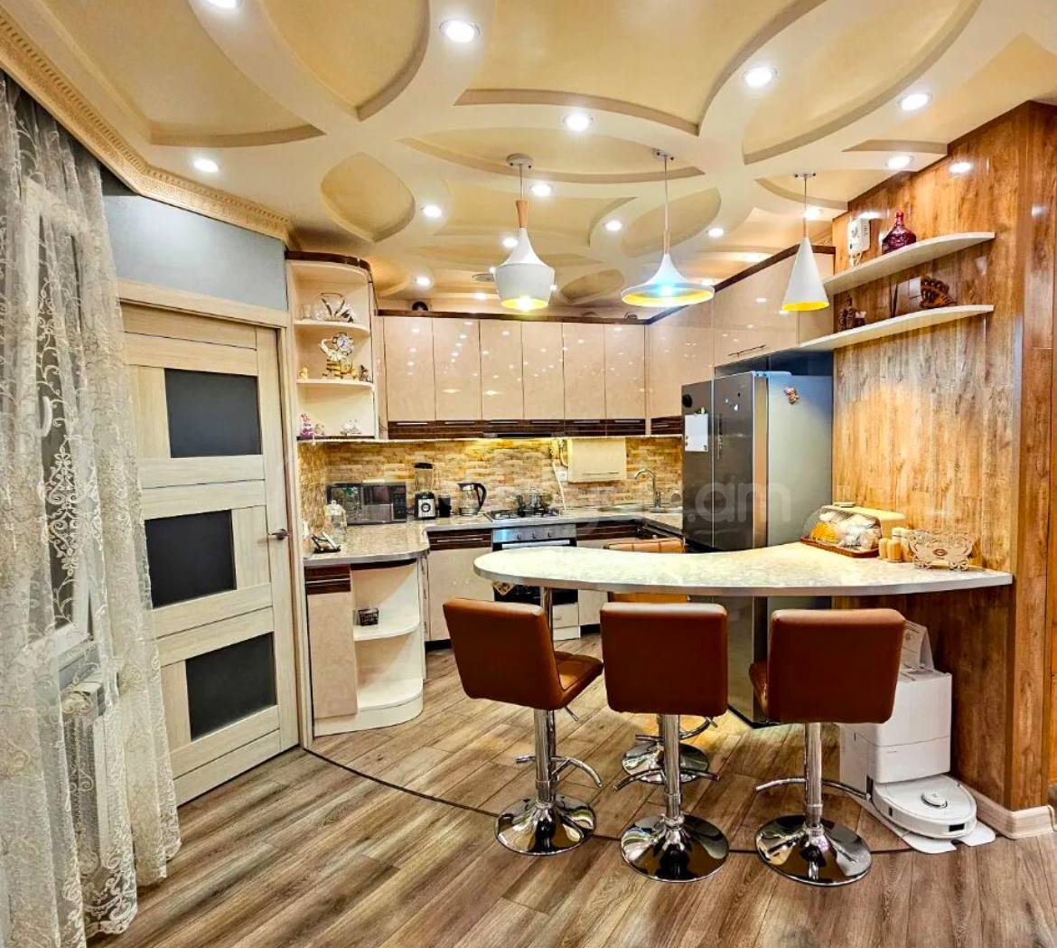 4 Սենյականոց Բնակարան Քարե Շենքում, 96քմ, 5/5 հարկ, Դիզայներական Վերանորոգված