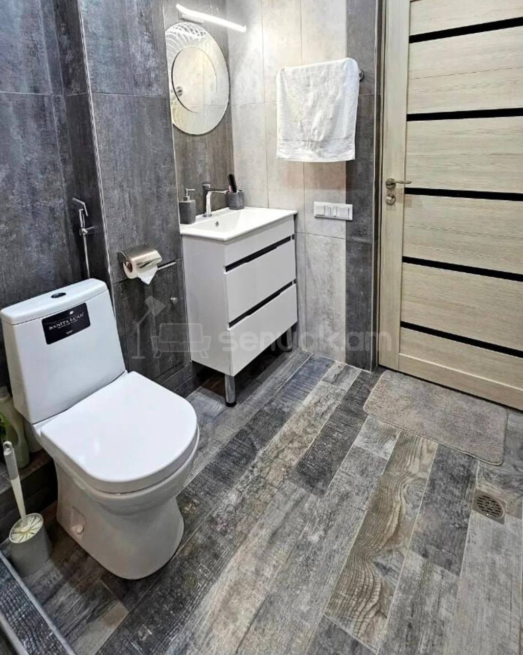 4 Սենյականոց Բնակարան Քարե Շենքում, 96քմ, 5/5 հարկ, Դիզայներական Վերանորոգված