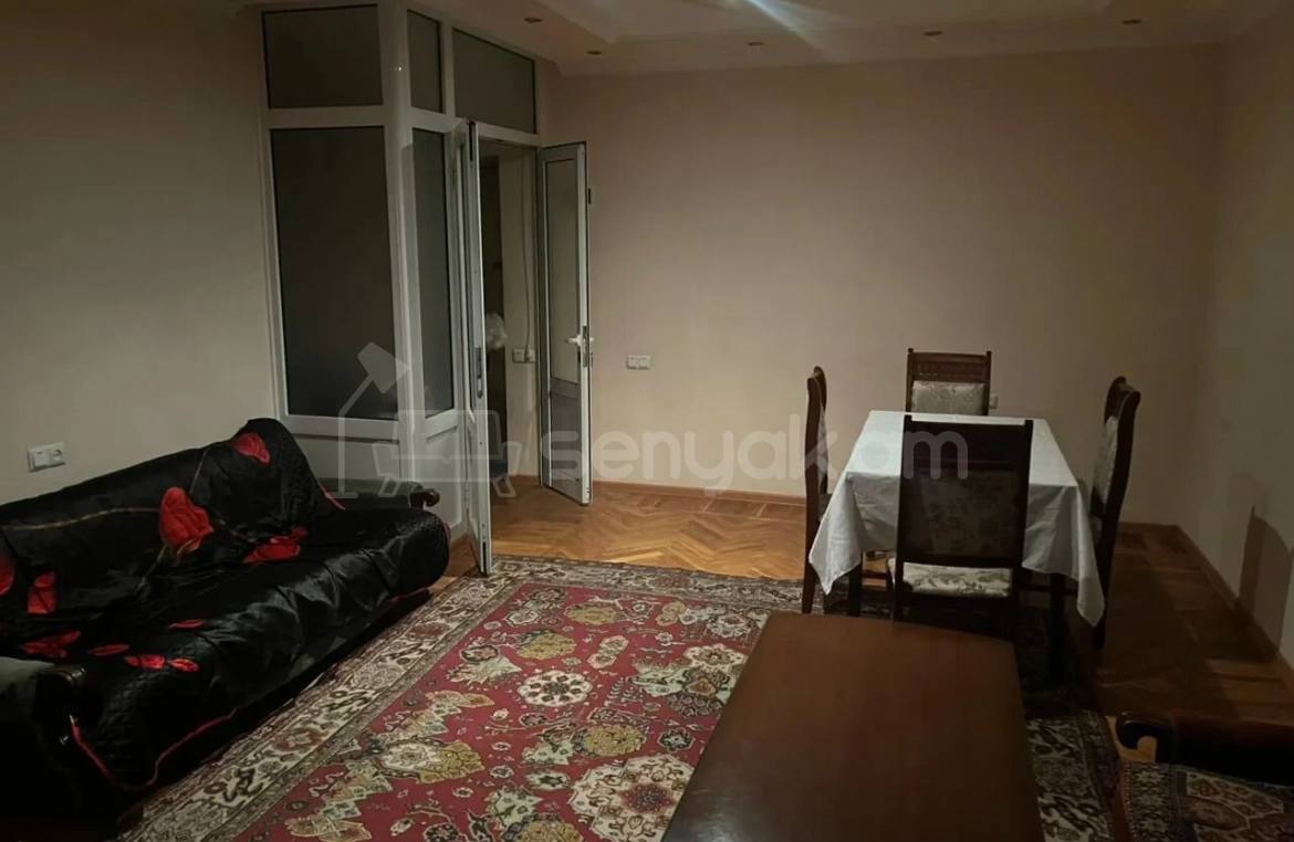 3 Սենյականոց Բնակարան Քարե Շենքում, 72քմ, 4/5 հարկ, Կապիտալ Վերանորոգված, Կահավորված