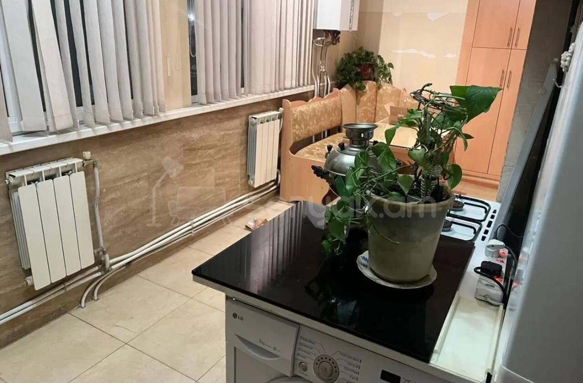 3 Սենյականոց Բնակարան Քարե Շենքում, 72քմ, 4/5 հարկ, Կապիտալ Վերանորոգված, Կահավորված