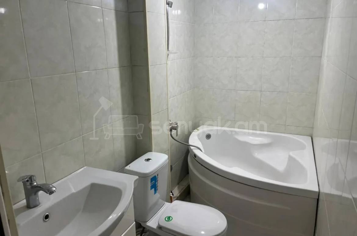 3 Սենյականոց Բնակարան Քարե Շենքում, 72քմ, 4/5 հարկ, Կապիտալ Վերանորոգված, Կահավորված