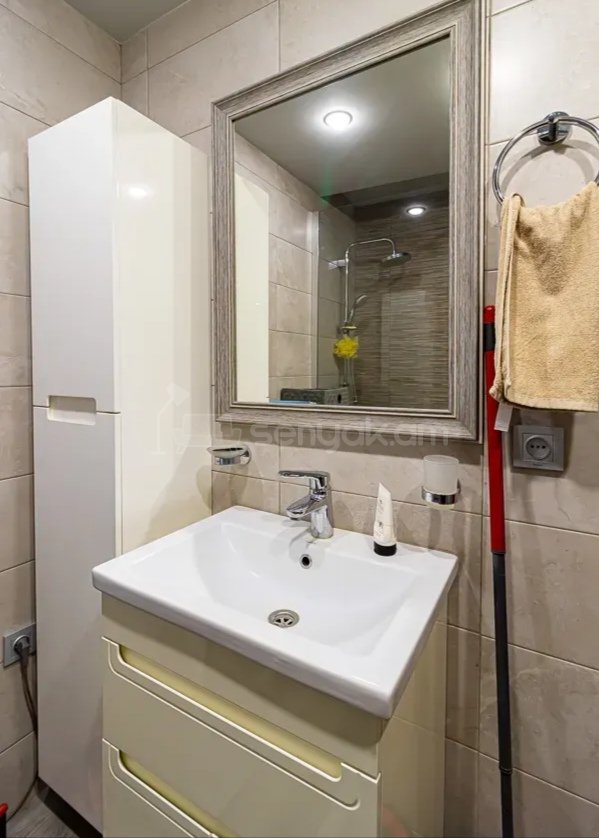 3 Սենյականոց Բնակարան Քարե Շենքում, 80քմ, 4/5 հարկ, Կապիտալ Վերանորոգված, Կահավորված