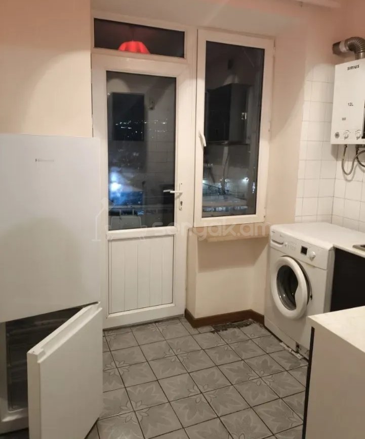 1 Սենյականոց Բնակարան Քարե Շենքում, 40քմ, 2/4 հարկ, Նորմալ Վիճակում, Կահավորված