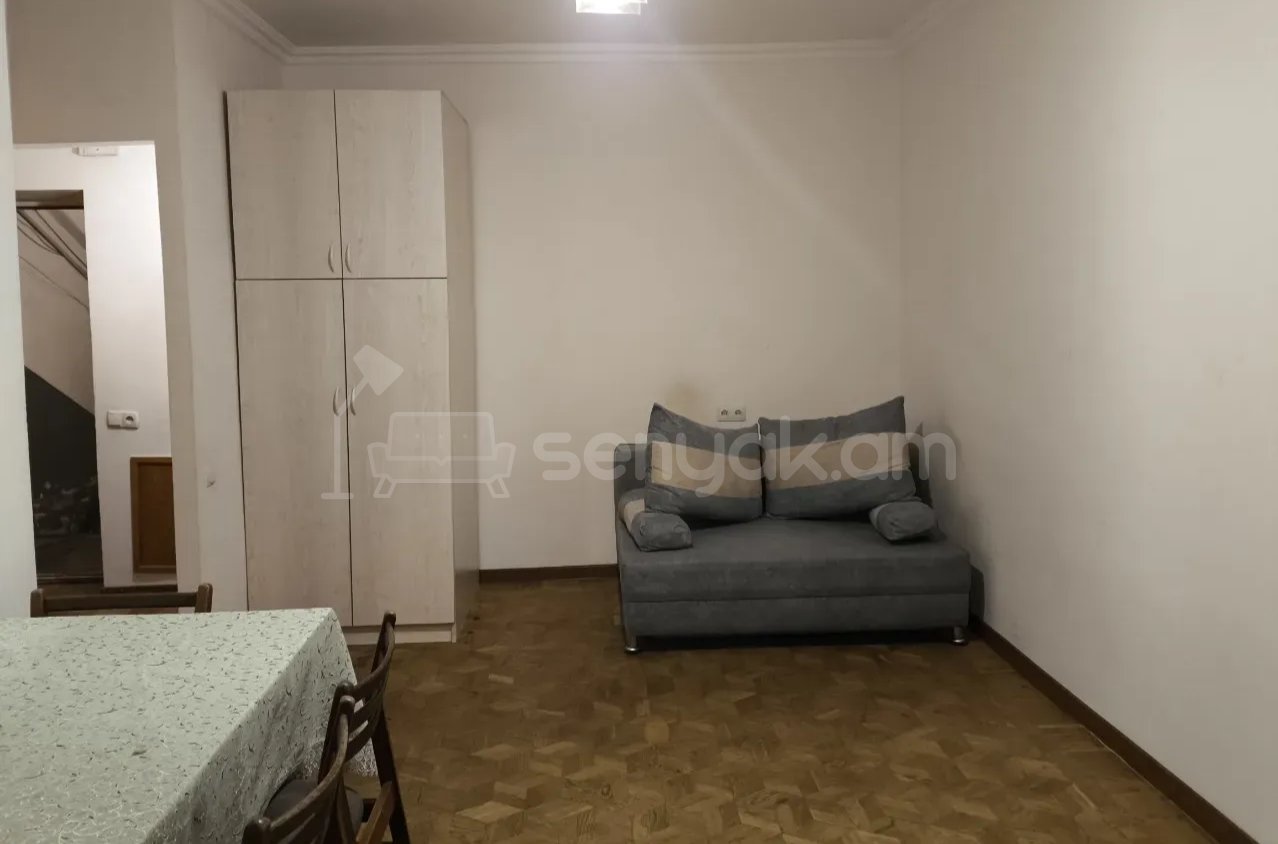 1 Սենյականոց Բնակարան Քարե Շենքում, 40քմ, 2/4 հարկ, Նորմալ Վիճակում, Կահավորված