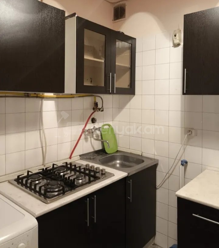 1 Սենյականոց Բնակարան Քարե Շենքում, 40քմ, 2/4 հարկ, Նորմալ Վիճակում, Կահավորված