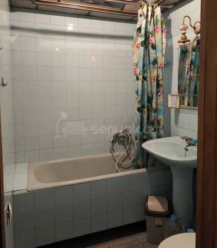 1 Սենյականոց Բնակարան Քարե Շենքում, 40քմ, 2/4 հարկ, Նորմալ Վիճակում, Կահավորված