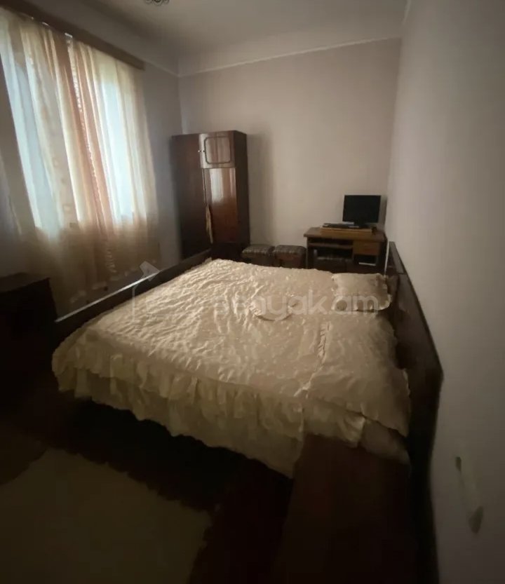 2 Սենյականոց Բնակարան Քարե Շենքում, 45քմ, 1/1 հարկ, Նորմալ Վիճակում, Կահավորված