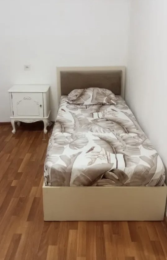 1 Սենյականոց Բնակարան Քարե Շենքում, 35քմ, 1/1 հարկ, Նորմալ Վիճակում, Կահավորված