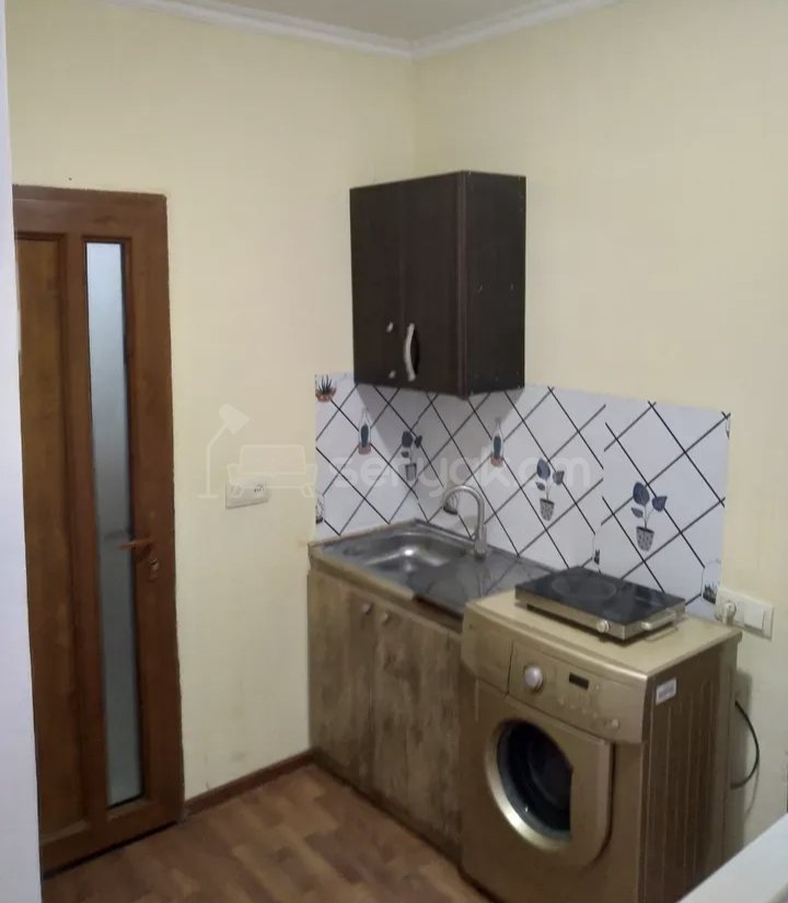 1 Սենյականոց Բնակարան Քարե Շենքում, 35քմ, 1/1 հարկ, Նորմալ Վիճակում, Կահավորված