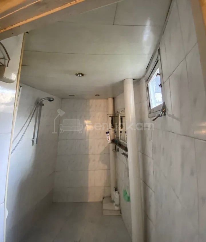 1 Սենյականոց Բնակարան Քարե Շենքում, 40քմ, 1/1 հարկ, Նորմալ Վիճակում, Կահավորված