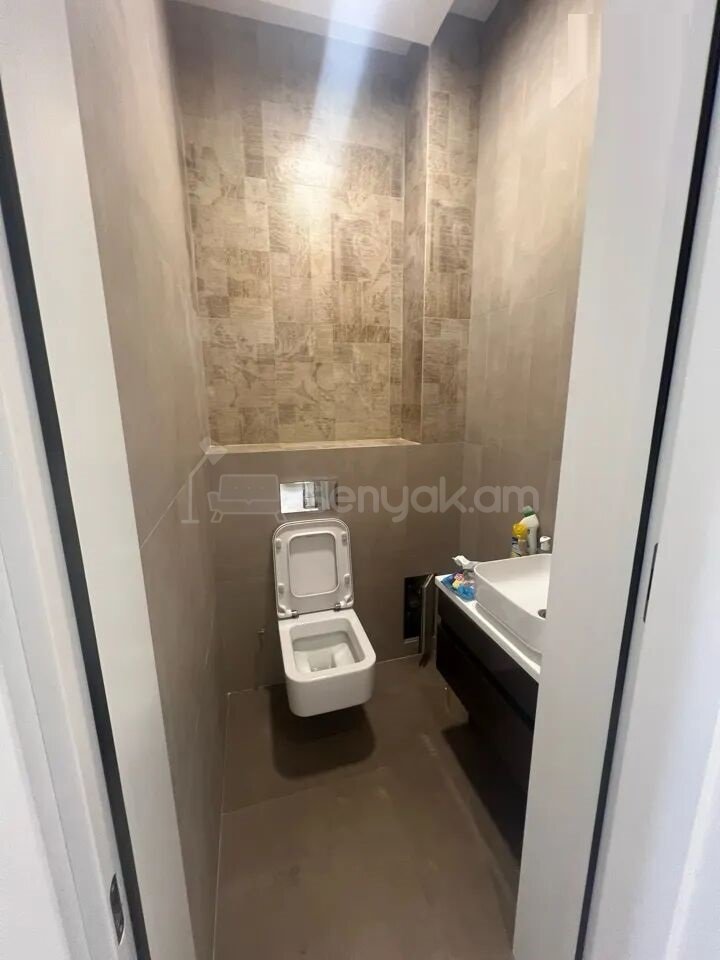 3 Սենյականոց Բնակարան Քարե Շենքում, 107քմ, 2/5 հարկ, Դիզայներական Վերանորոգված