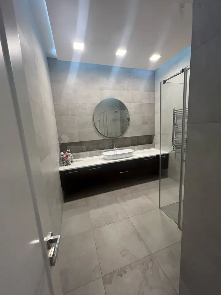 3 Սենյականոց Բնակարան Քարե Շենքում, 107քմ, 2/5 հարկ, Դիզայներական Վերանորոգված